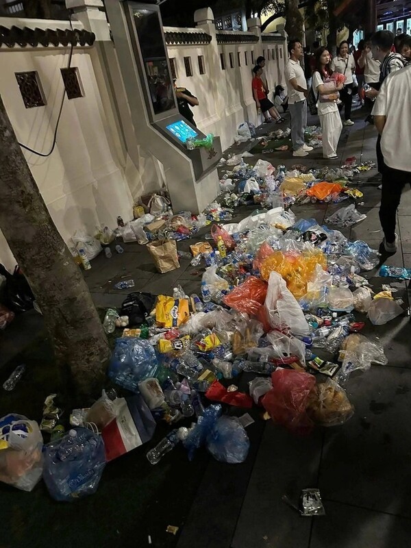 열병식 예행연습이 끝난 후 길거리에 무단 투기된 쓰레기들이 어지럽게 흩어져 있는 모습. (사진=SNS)