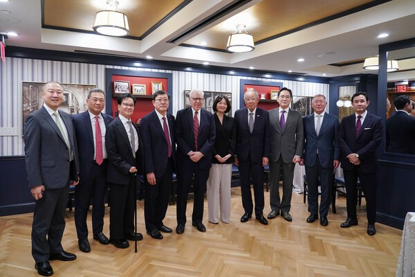 '한미 비즈니스 라운드테이블: 제조업 르네상스 파트너십' 행사에서 류진 한국경제인협회 회장과 루벤스타인 칼라일 그룹 회장 등 양국 경제인들이 기념촬영을 하고 있다. (왼쪽에서부터) 구자은 LS 회장, 김상현 롯데 부회장, 이재현 CJ회장, 허태수 GS 회장, 루벤스타인 회장, 최수연 네이버 대표, 류진 회장, 이재용 삼성전자 회장, 정의선 현대차 회장, 최윤범 고려아연 회장. (사진=한국경제인협회)