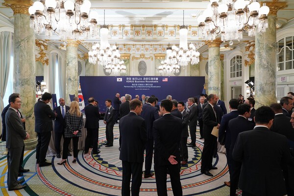 한미 양국 경제인들이 '한미 비즈니스 라운드테이블: 제조업 르네상스 파트너십' 행사 리셉션에서 환담을 나누고 있다. (사진=한국경제인협회)