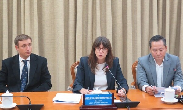 아밀리에 마농 험프리스 CMA CGM 베트남지사장(가운데)이 호치민시 지도부와의 회담에서 발언 중인 모습. 세계 3위 해운사인 CMA CGM이 베트남 호치민시 항만 인프라 투자에 대한 관심을 표명했다. (사진=호치민시 인민위원회)