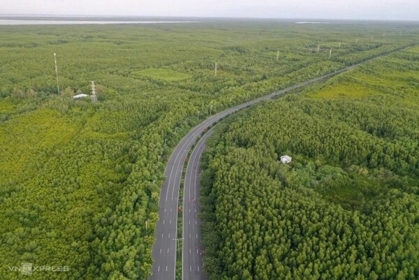 호치민 시내와 껀저 지역을 잇는 릉삭길 일대 전경. 베트남 호치민시가 시내와 껀저 지역을 잇는 도시철도 건설을 위해 325헥타르 규모 토지 수용에 나설 계획이다. (사진=VnExpress/Quynh Tran)