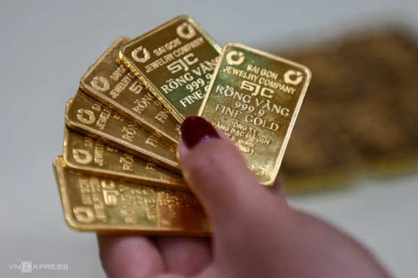 베트남 국영 귀금속회사 사이공주얼리(SJC)가 거래중인 1테일(10돈)짜리 골드바. 미국 달러화 강세로 국제 금 시세가 소폭 하락한 가운데 베트남 금값은 또다시 사상 최고치를 경신했다. (사진=VnExpress/Quynh Tran)