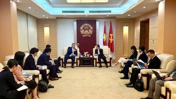아마존 카이퍼 프로젝트의 대외협력 담당자 곤살로 데 디오스 이사(왼쪽) 및 대표단과 베트남 정부 관계자간 회담 모습. 아마존의 저궤도(LEO) 위성 인터넷 서비스 카이퍼 프로젝트에서 글로벌 라이선싱 및 국제법률관계를 담당 중인 곤살로 데 디오스 이사는 26일 팜 득 롱 과학기술부 차관과 회담을 갖고 베트남 서비스 계획을 논의했다. (사진=베트남 정보통신부)