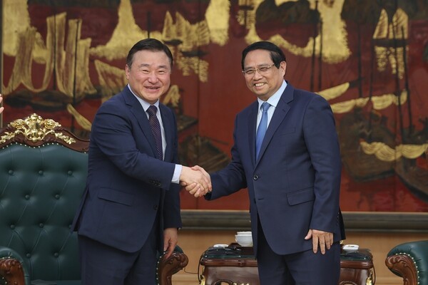 노태문 삼성전자 디바이스경험(DX)부문 부문장 직무대행(사장, 왼쪽)과 팜 민 찐 베트남 총리가 26일 회담에 앞서 악수를 나누고 있는 모습. 이날 노 직무대행은 전자제품과 디스플레이, 전자기기 등 다방면에 걸쳐 장기적인 투자 확대 의사를 재확인했다. (사진=베트남정부포털)