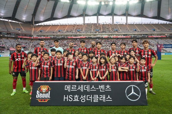 임직원 데이 행사에서 HS효성 및 HS효성더클래스 임직원 자녀들과 FC서울 선수들이 기념촬영을 하고 있다. (사진=HS효성더클래스)