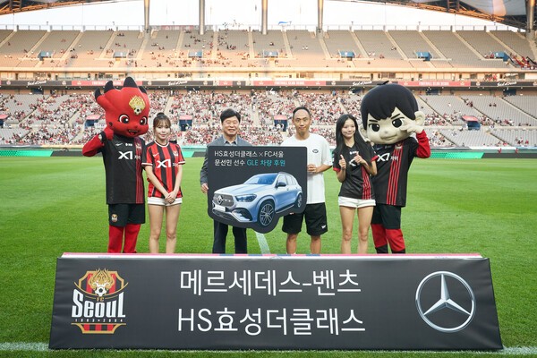 문선민 선수(오른쪽)가 FC서울의 새 엠배서더로 위촉된 후 메르세데스-벤츠 GLE 450 4MATIC 차량을 제공받는 전달식에서 HS효성더클래스 관계자 및 진행요원들과 함께 기념촬영을 하고 있다. (사진=HS효성더클래스)