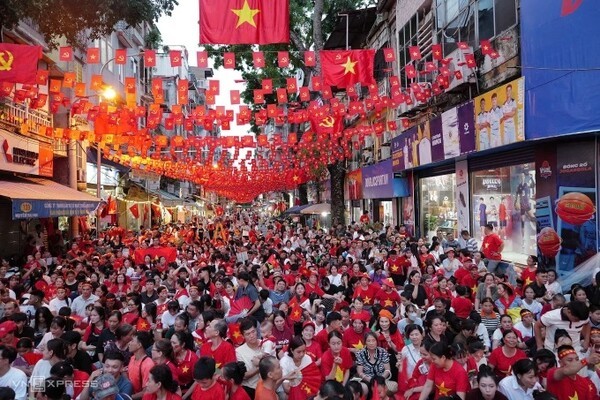 지난 27일 열병식 예행연습을 관람하기 위해 하노이 시내를 찾은 시민들이 거리를 가득 메운 모습. 베트남이 독립기념일을 맞아 전국민에게 현금 10만동(3.8달러)을 선물로 지급한다. (사진=VnExpress/Ngoc Thanh)