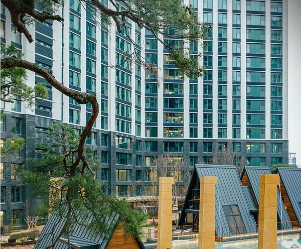 현대건설이 건설한 '디에이치 퍼스티어 아이파크 '티하우스' 모습. 보유중인 주택을 담보로 매달 연금을 받는 하나금융의 ‘하나더넥스트 내집연금’은 본인 사망시 배우자가 동일 연금액을 받게 되며, 배우자마저 사망하면 정해진 처분절차를 통해 부동산을 처분하고 잔여재산은 귀속권리자(자녀 등)에게 제공하는 상품으로, 주택가격이 하락하더라도 부족액을 상속인에게 요구하지 않는 비소구 방식의 상품이다. (사진=현대건설 홈페이지)