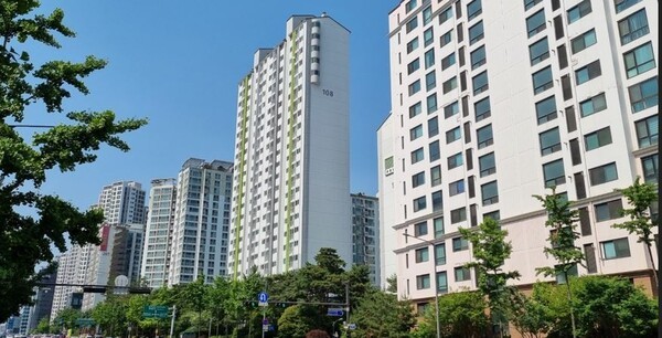 자산의 대부분이 부동산인 베이비부머 세대의 은퇴후 생활비 마련 수단으로 ‘하나더넥스트 내집연금’에 대한 관심이 커지고 있다. 하나더넥스트 내집연금은 주택금융공사의 주택연금 대상이 아닌 12억원 초과 주택 보유자가 평생 그 집에 그대로 살면서 매달 연금을 받는 종신형 상품이다. (사진=하나금융그룹/ 인사이드비나 자료)