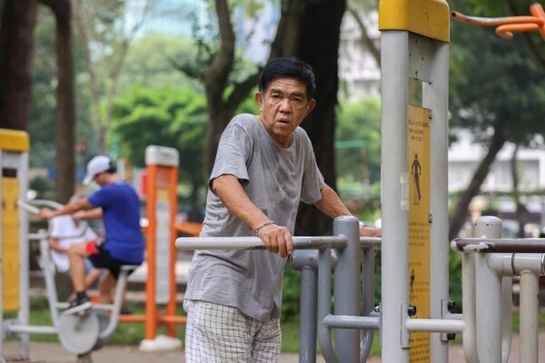 호치민 따오단공원에서 운동 중인 한 노인의 모습. 호치민시가 75세 이상 노인에 1인당 월 65만동(25달러)의 기초연금을 지급한다. (사진=VnExpress/Quynh Tran)