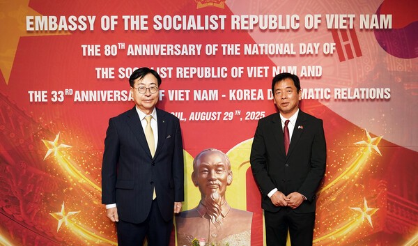 임진달 HS효성첨단소재 대표(왼쪽)가 베트남 독립기념일 80주년 기념행사에서 부 호 주한베트남 대사와 협력 및 투자계획을 논의한 후 기념촬영을 하고 있다. (사진=HS효성첨단소재)