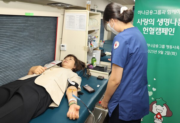 하나금융그룹 직원이 ‘사랑의 생명나눔’ 헌혈 캠페인에 참여, 헌혈을 하고 있다. (사진=하나금융그룹)