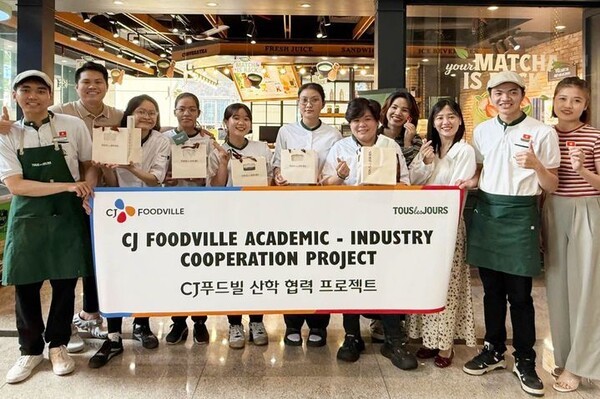 CJ푸드빌이 호치민시 ‘사이공 투어리스트 관광호텔 전문학교’와 산학협력 청년 채용프로그램으로 채용한 현지학생들이 뚜레쥬르 매장에서 기념촬영을 하고 있다. (사진=CJ푸드빌)