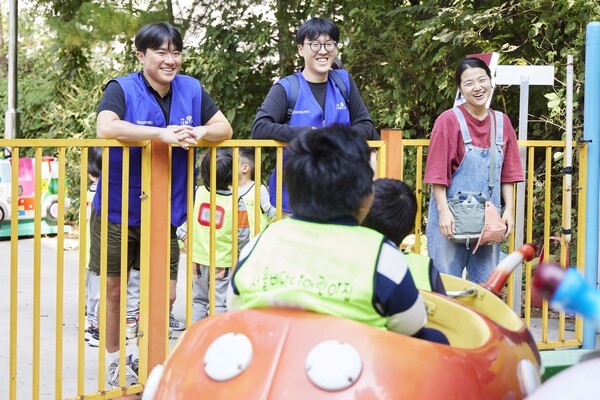 효성 직원들이 서울베다니어린이집에서 장애아동의 놀이를 돕는 봉사활동을 하고 있다. (사진=효성)