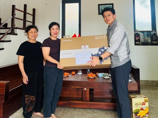 신동규 케이조선 노사협력팀 팀장(오른쪽)이 조선소에 일하는 베트남근로자의 현지가족을 방문해 선풍기 선물을 전달하고 있다. (사진=케이조선)