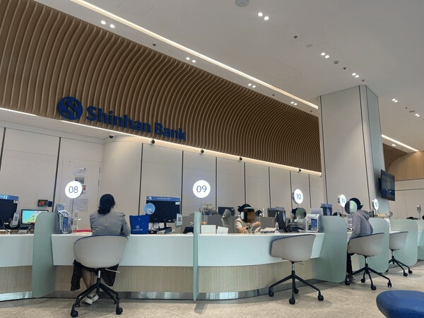 베트남에 위치한 신한은행 한 지점 내부 모습 ⓒ인사이드비나