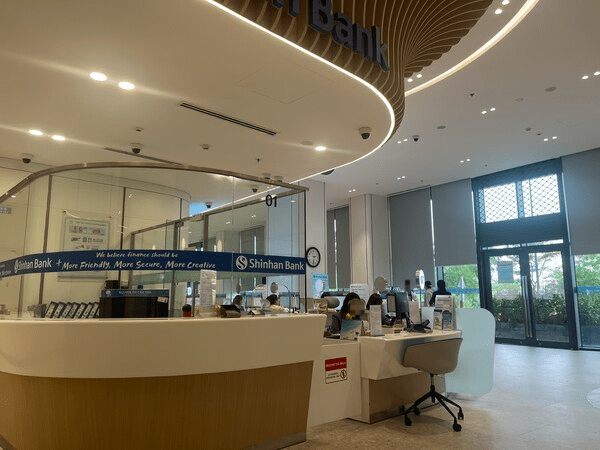 베트남에 위치한 신한은행 한 지점에서 현지 직원들이 근무하고 있는 모습 ⓒ인사이드비나