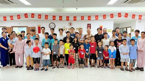 베트남 하노이 108군사중앙병원에서 얼굴기형 어린이 수술 의료봉사활동을 한 분당서울대병원과 세민회 의료진과 SK그룹 관계자들이 수술로 새얼굴을 찾은 어린이들과 기념촬영을 하고 있다. (사진=분당서울대병원)