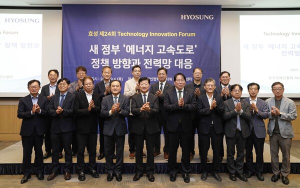 효성중공업의 기술혁신포럼에서 이원용 산업통상자원 R&D 전략기획단 MD(왼쪽에서 두번째), 정철 한국경제인연합회 한국경제연구원장(네번째), 우태희 효성중공업 대표(다섯번째), 이승재 한국에너지기술평가원장(여섯번째), 박종배 건국대학교 교수(맨오른쪽)이 기념촬영을 하고있다. (사진=효성중공업)