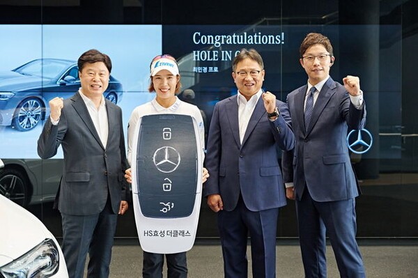메르세데스-벤츠 공식딜러 HS효성더클래스의 KLPGA투어 지정홀 홀인원 부상 전달식에서 최민경 프로가 ‘벤츠 E200 아방가르드’ 를 받은후 이경섭 HS효성더클래스 전무(왼쪽에서 세번째) 등 회사관계자와 기념촬영을 하고 있다. (사진=HS효성더클래스)