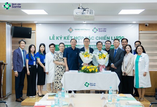 왼쪽 다섯번째부터 쩐 티 레 호아 상떼병원 이사회 의장, 응웬 반 끄엉 베트남 행정부 차관, 노웅호 중선파마 법인장, 응웬 후이 탑 상떼병원 재무이사, 팜 흐우 응이 중선파마 마케팅이사, 이인덕 동화약품 부사장. (사진=중선파마)