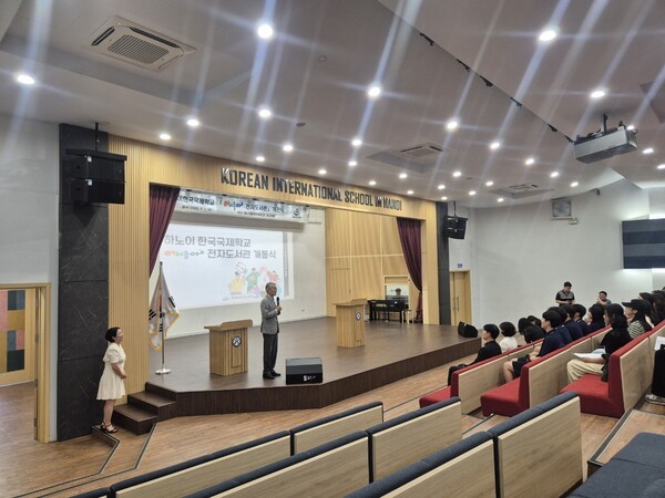 하노이국제학교 교사와 학생들이 경상남도교육청이 지원한 ‘아이좋아 전자도서관’ 개관식을 갖고 있다. (사진=경상남도교육청)