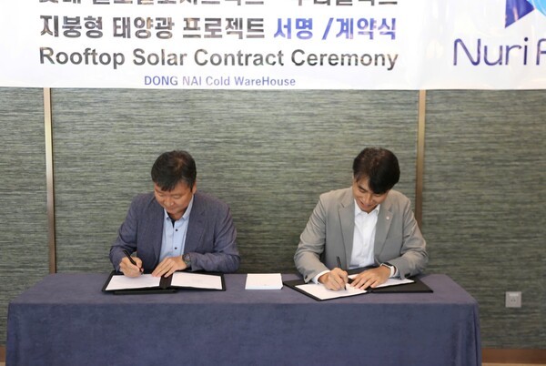 계약서에 서명 중인 김진영 누리플렉스 베트남 법인장(왼쪽)과 이강민 롯데글로벌로지스틱스 베트남 법인장. (사진=누리플렉스)