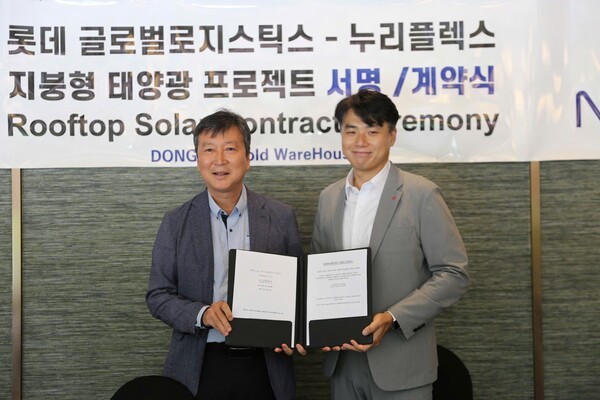 계약서를 들어보이고 있는 김진영 누리플렉스 베트남 법인장(왼쪽)과 이강민 롯데글로벌로지스틱스 베트남 법인장. (사진=누리플렉스)