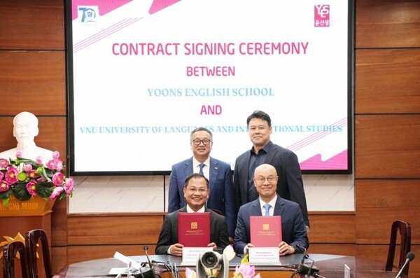 윤선생과 하노이국립외국어대학교의 한국어교재 개발•공급 계약 체결식에서 양측 관계자들이 기념촬영을 하고 있다. (뒷줄 오른쪽부터 시계방향으로) 윤선생 윤수 대표와 설황수 전무, 호아 썬 하노이국립외대 부총장, 도 뚜언 민 (왼쪽 오른쪽에서부터윤선생 대표와 촬영을 하고 있다. 오른쪽 위부터 시계 방향으로 윤수 윤선생 대표, 설황수 윤선생 전무, 하노이국립외대 호아썬 부총장, 도뚜언민 이사장. (사진=윤선생)