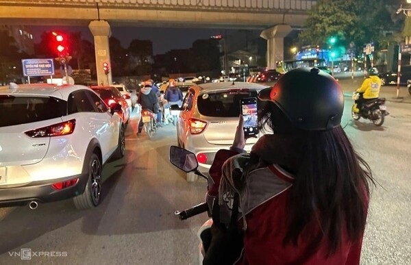 베트남에서 적신호 중 정지선을 넘어 정차 중인 차량들을 촬영 중인 한 시민의 모습. 베트남이 교통법규 위반자에 대한 정보 제공자에 최대 500만동(189달러)의 신고 포상금을 지급할 계획이다. (사진=VnExpress/Thanh Nga)