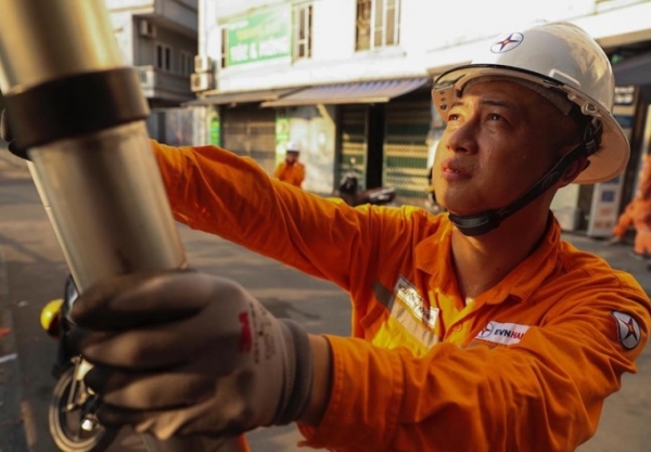 베트남전력공사(EVN) 직원이 하노이시 거리에서 전선을 점검하고 있다. 지난달 폭염으로 인해 베트남의 전력 소비량이 크게 증가했던 것으로 나타났다. (사진=EVN)