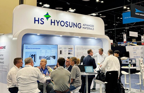 북미최대 복합전시회 ‘CAMX 2025’의 HS효성첨단소재 부스에서 고객들이 HS첨단소재의 차세대 탄소섬유 기술 및 제품에 대해 상담하고 있다. (사진=HS효성첨단소재)