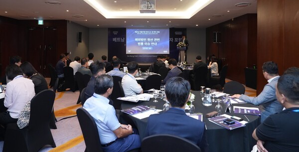 경기도 관계자가 하노이에서 열린 ‘해외진출기업 국내복귀 및 투자설명회’에서 현지진출 국내기업 관계자들에게 국내복귀기업 지원제도와 투자환경을 소개하고 있다. (사진=경기도)