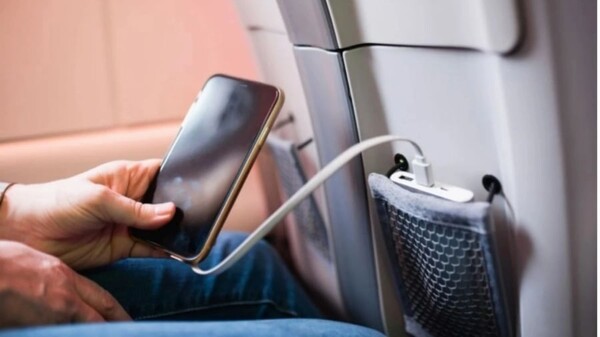 국영 베트남항공이 항공 안전 기준을 준수하고, 위험을 최소화하기 위해 기내 보조배터리 사용을 금지한다. (사진=phunutoday)