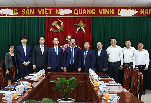 김준석 대한전선 경영총괄 부사장(왼쪽에서 네번째)가 보 탄 둑 베트남 동나이성 인민위원장(다섯번째)이 롱탄산업단지의 초고압케이블공장 건설 관련 회의를 마친후 양측 관계자들과 기념촬영을 하고 있다.(사진=대한전선)