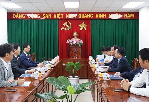 김준석 대한전선 경영총괄 부사장 일행(왼쪽)과 보 탄 둑 동나이성 인민위원장 및 관계자들 이 대한전선 현지자회사 대한비나의 초고압케이블공장 건설계획•경제효과, 지방정부의 지원방안 등을 논의하고 있다. (사진=대한전선)