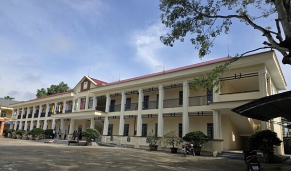 작년 태풍피해로 심하게 파손됐던 베트남 북부 뚜옌꽝성 소재 뚜꽌초등학교가 KT&G복지재단의 지원으로 새 건물로 탈바꿈했다. KT&G복지재단은 기존건물 리모델링과 시설 전면보수공사, 교실 5개 증축, 교육기자재 지원 및 노후설비 교체 등으로 750여명의 학생들이 안전하고 쾌적한 환경에서 공부할 수 있도록 했다. (사진=KT&G복지재단)