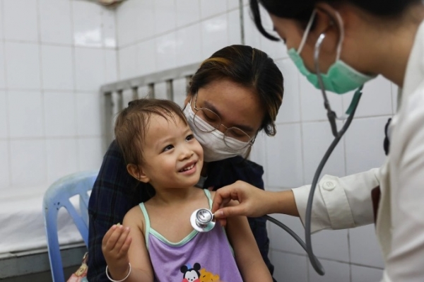 호치민시 열대질환병원에서 진료를 받고있는 아동. 베트남 정부가 내년부터 전국민을 대상으로 무료 건강검진을 지원할 계획이다.(사진=VnExpress/Quynh Tran)
