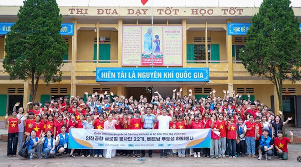 인천국제공항공사 신가균 경영본부장(앞줄 가운데)을 비롯한 인천공항 합동봉사단원들이 베트남 푸토성에서 태풍피해 가구 개보수와 중학생 대상 한국문화 체험프로그램 등 봉사활동을 마친후 학생 및 주민들과 기념촬영을 하고있다. (사진=인천국제공항공사)