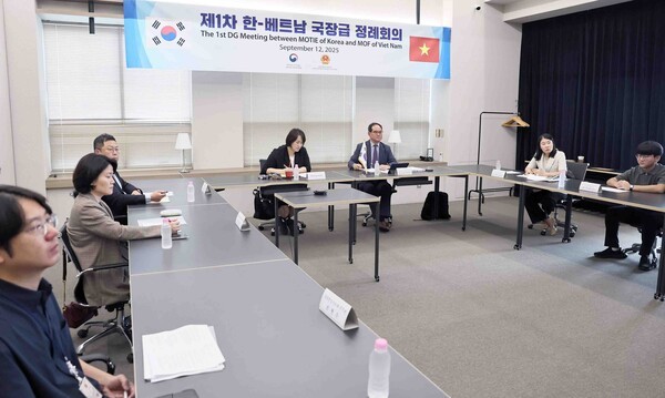 산업통상자원부는 베트남 공상부 및 재무부와 국장급 회의를 잇따라 열어 지난달 양국 정상회담에서 합의한 성과 이행현황과 후속조치 방안을 논의했다. 김종철 산업부 통상협력국장(오른쪽에서 세번째) 등 우리측 대표단이 이 지난 12일 열린 베트남 재무부와의 화상회의에서 공급망, 제조분야 협력과 반도체, 에너지, 인프라 개발 지원 방안 등을 논의하고 있다. (사진=산업통상자원부)