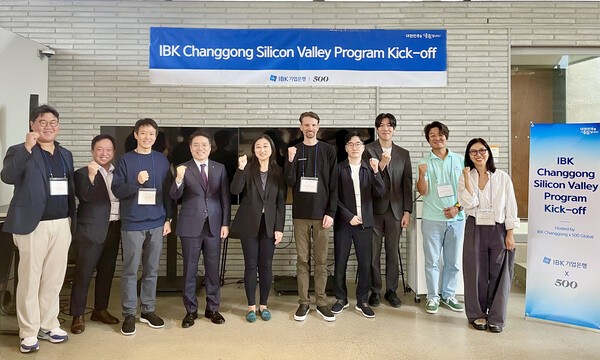 IBK창공 ‘실리콘밸리 3기 엑셀러레이팅 프로그램‘ 킥오프데이 행사에서 김인태 IBK기업은행 혁신금융그룹장(왼쪽에서 네번째), 크리스틴 차이 500Global 대표(다섯번째)와 프로그램 참여기업 대표들이 프로그램의 성공을 다짐하며 기념촬영을 하고 있다. (사진=IBK기업은행)