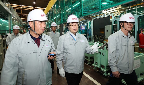 이호성 하나은행장(가운데)이 ‘자동차산업 수출공급망 강화를 위한 금융지원’ 1호 지원기업인 ㈜서진산업 본사를 방문, 최재홍 서진산업 대표(왼쪽)로부터 생산시설에 대한 설명을 듣고 있다. (사진=하나은행)