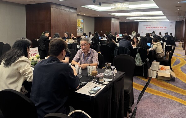 경기도가 하노이와 방콕에서 개최한 ‘아세안 뷰티 수출상담회’에 참가한 경기도내 기업들이 현지바이어와 상담을 하고 있다. 참가기업들 베트남에서 77건 507만달러 규모 상담에 77건 191만달러 계약, 방콕에서 60건 465만달러 상담에 60건 172만달러 계약 성과를 올렸다. (사진=경기도)