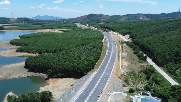 Cao tốc Vũng Áng - Bùng qua tỉnh Quảng Trị. Ảnh: Đắc Thành 꽝찌성 붕앙-붕 고속도로 일부 구간 전경. (사진=VnExpress/Dac Thanh)