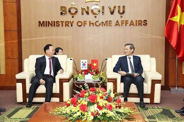 김태기 중앙노동위원장(왼쪽)이 하노이에서 베트남 노동정책 및 관련제도 총괄부처인 내무부의 카오 후이 차관을 만나, 분쟁해결 경험 공유 등 협력방안을 논의하고 있다. (사진=중앙노동위원회)