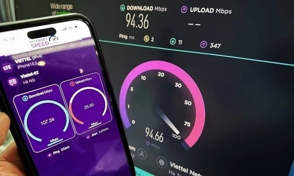 베트남 하노이시의 한 인터넷 사용자가 유·무선 인터넷 속도를 측정 중인 모습. 베트남의 인터넷 속도가 유·무선 모두에서 사상 첫 세계 20위권에 오르는 대기록을 달성했다. (사진=VnExpress/Luu Quy)