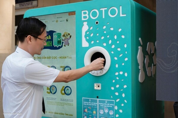 후에과학대학교에 설치된 플라스틱·캔용기 반납기. 베트남 후에시가 동남아 최초로 플라스틱병 보증금 제도를 시범 운영하기 시작했다. (사진=WWF베트남)