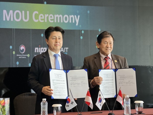 한준섭 지미션 대표(왼쪽)와 인도네시아 보안•ICT 통합솔루션기업 프로페스타마(Professtama Internationa)의 사니 수하를리i 회장이 업무협약을 체결한뒤 함께 협약서를 들어보이고 있다. (사진=지미션)