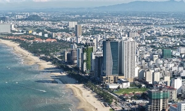 다낭 해변가 전경. 베트남 대표 해안 관광지 중 하나인 다낭과 호이안을 연결하는 도시철도 건설이 논의되고 있다. (사진=VnExpress/Nguyen Dong)