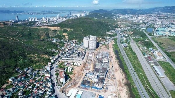 베트남 꽝닌성 하롱지역 이온몰 건설현장. 일본 유통대기업 이온그룹이 베트남 북부 꽝닌성(Quang Ninh)에 건설 중인 복합쇼핑몰 이온몰하롱이 내년 말 개장될 예정이다. (사진=꽝닌성 정부포털)